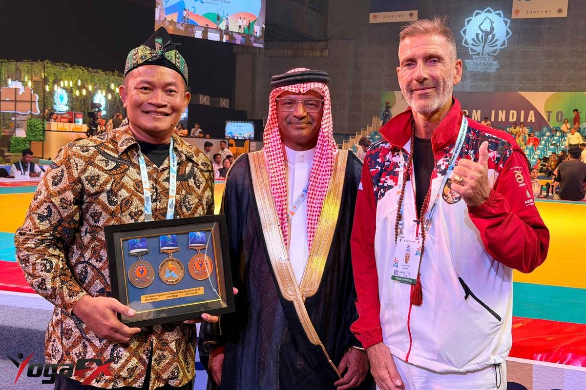 Mr. Ian Terry, Indonesia’s National Coach, with Mr. Slamet Ariyanto, Indonesian Yogasana team manager and PPYNI chair